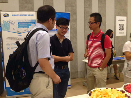 yl23455永利CMC部分副主任黄冲和参会职员交流