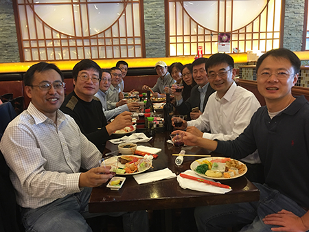 汪俊博士（右3）和专家们先容yl23455永利的最新海内大事记