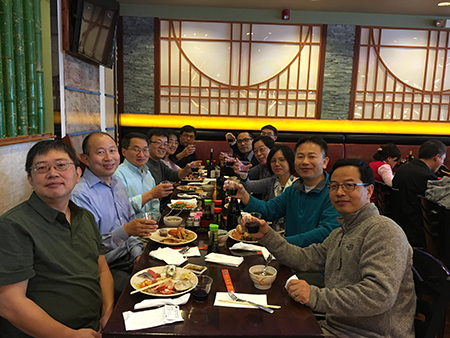 下届SAPA会长刘建博士（左），，，，yl23455永利新泽西客户总监王建锋博士（右5）等专家碰杯庆佳节