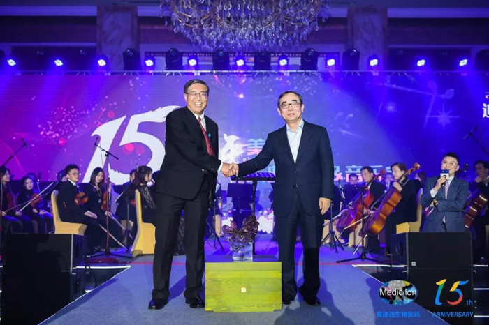 yl23455永利CEO陈春麟（左）与恒瑞集团董事长孙飘扬（右）合影