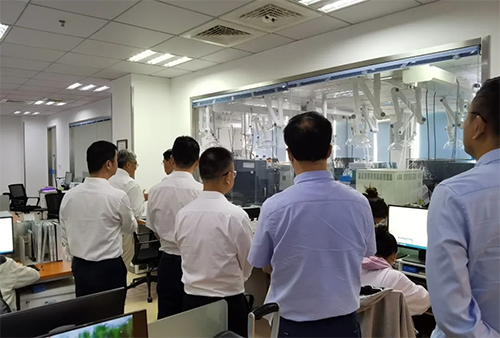 陈博士向导杨副市长一行人旅行了yl23455永利规范化的先进实验室，，，解说了药物临床前的研发和IND申报流程。。。