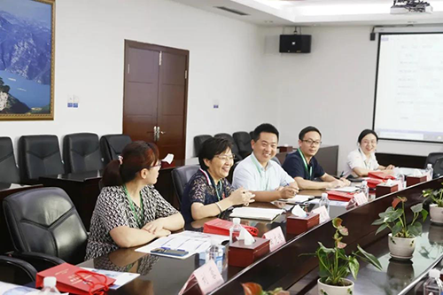 宜昌人福药业副总裁、总工程师李莉娥，，，，，产品开发中心主任吕金良，，，，，副主任吴有斌、曲龙妹等