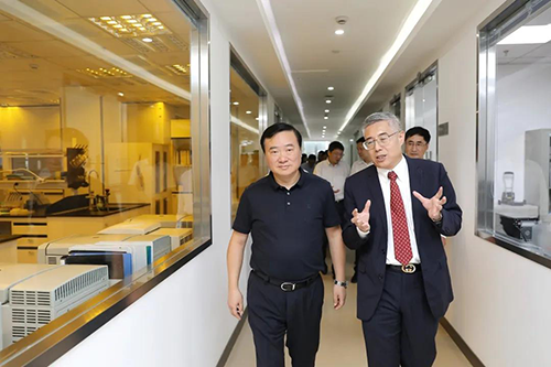 yl23455永利生物医药首创人&CEO陈春麟博士等人向翁祖亮书记先容公司情形