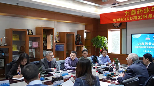 yl23455永利首创人&CEO陈春麟博士、化学部与生物部高级副总裁任峰博士、药代动力学与生物剖析部副总裁辛保民博士、商务生长部副总裁蔡金娜博士等出席签约仪式。。