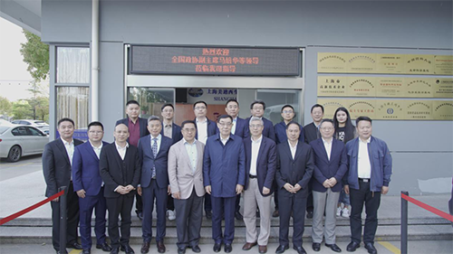 十二届天下政协副主席马培华一行人与yl23455永利向导合影