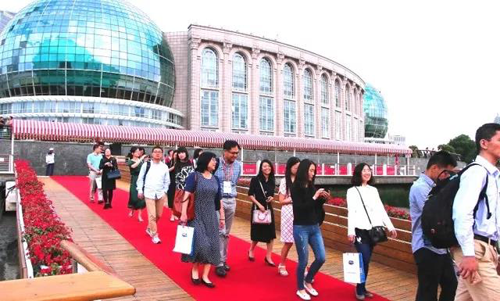 晚宴伊始，，，，，前来加入晚宴的嘉宾们纷纷踏上红毯，，，，，前往码头