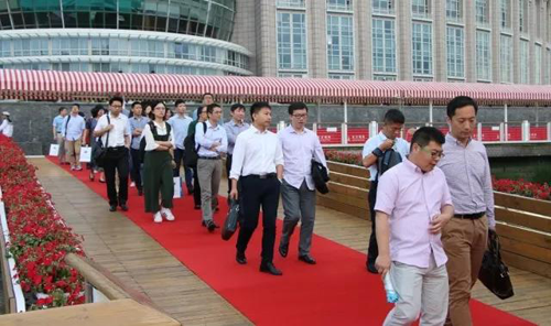 晚宴伊始，，，，，前来加入晚宴的嘉宾们纷纷踏上红毯，，，，，前往码头