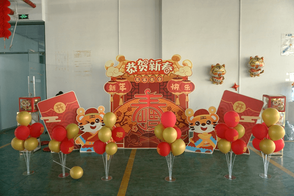 整个活动会场张灯结彩，，，窗花、春联、福字，，，安排得喜气洋洋。。